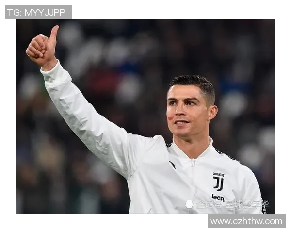 足球明星佩戴耐克帽子展现个性风采引发球迷热议